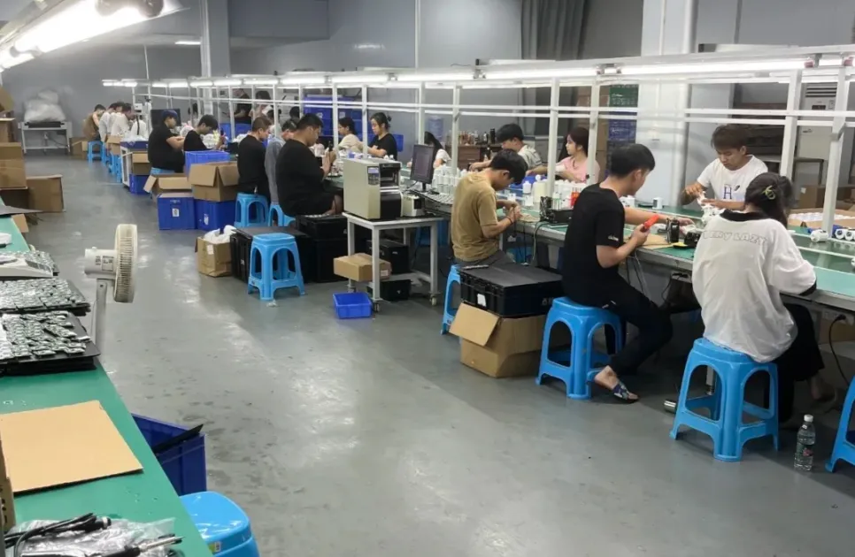 Experimentați producția din China: tururi ale fabricii de aprovizionare Darkhorse pentru cumpărători